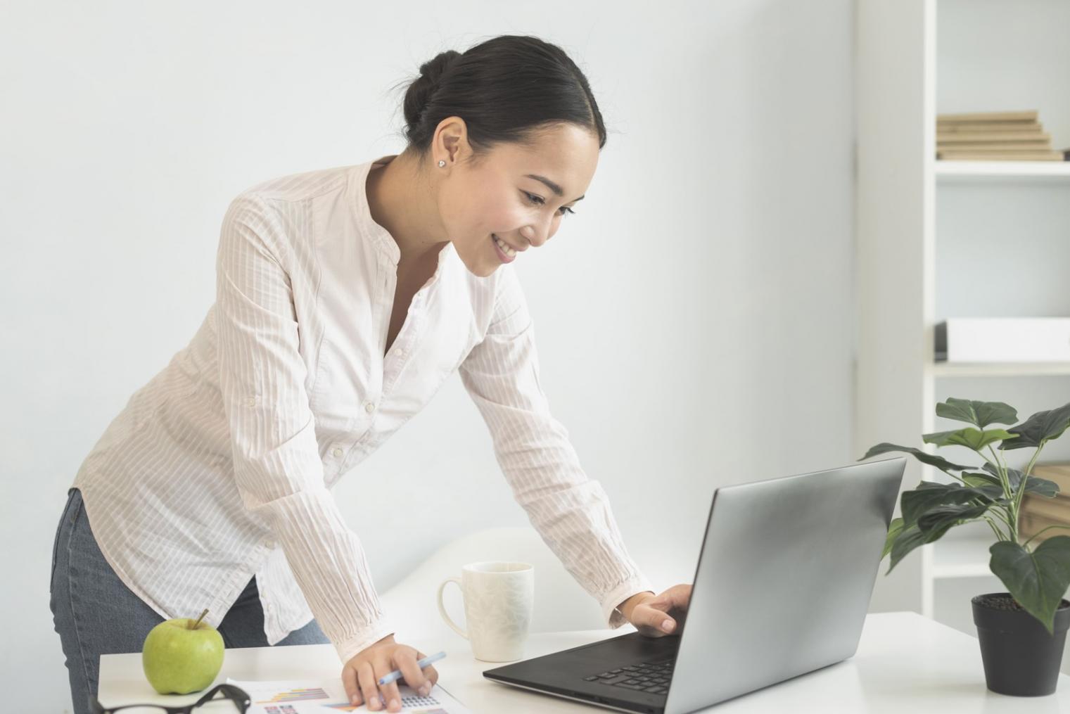 Studenti che studiano strategie di investimento durante una sessione online